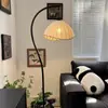 Lámpara de pie irregular de luna creciente estilo antiguo, popular en línea, para uso en el hogar y hotel, lámpara de pesca, modelo nuevo, ambiente de alta gama, alto valor estético para dormitorio