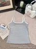 Camisola Básica Rayada Versátil de Cuello Redondo Pequeño Pure Desire para Mujer con Copas, Algodón Puro, Amigable con la Piel, Moderna, Hermoso Diseño de Espalda