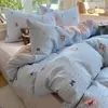 Juego de ropa de cama de cuatro piezas de algodón 100% clase A para dormir sin ropa, funda de edredón de algodón puro con estampado de dibujos animados fresco y lindo estilo ins, juego de tres piezas para dormitorios de estudiantes