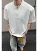 Camiseta de Verano para Hombre Estilo Americano, Blanca, Patchwork Desconstruido, Media Cremallera, Manga Corta, Hombros Normales y Cuello Henley Polo