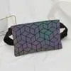 Bolsas para Mulheres 2025 Nova Moda Geométricas Acolchoadas Bolsa de Peito para Homens e Mulheres Luminosas Descoloração Portátil Bolsa de Mão Bolsa Envelope Tendência