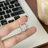 Pendientes de Serpiente con Circonita Incrustada de Diamante de Lujo Ligero Personalizados Hebilla de Oreja Diseño de Nicho Femenino Estilo Frío Cabeza de Serpiente Perno de Oreja Avanzado