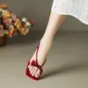 Sandálias Quadradas Vermelhas Lindo Estilo Francês com Tira Única Borboleta para Mulheres, Novo Modelo Verão 2026, Sapatos Femininos de Salto Médio, Estilo Europeu e Americano, Saltos Finos