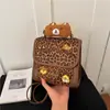 Bolsas de mujer transfronterizas, nueva colección otoño/invierno 2026: mochilas de moda y con estilo con una estética preppy, que presentan un lindo bordado de oso