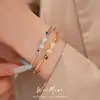 Pulseira aberta com laço duplo de zircônia, uma pulseira versátil e elegante para o dia a dia, uma peça de joalheria leve e luxuosa com um toque único e de alta qualidade, atacado