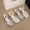 Sandalias de tacón alto abiertas estilo romano francés para mujer, nueva colección de verano 2026, versátiles y elegantes, impresionantes sandalias de una tira para mujer
