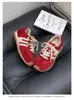 Tênis de treinamento alemão de couro feminino, nova coleção outono/inverno 2026, tênis casuais retrô de sola grossa, tênis versáteis color-block, sapatos estilo Forrest Gump