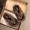 Chinelos peludos de sola grossa com estampa de leopardo plus size para mulheres, adequados para uso externo, novo estilo outono e inverno 2026, modernos e versáteis, chinelos de algodão antiderrapantes
