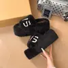 Chinelos de Plataforma Grossa Estilo Coreano para Aumentar a Altura com Uma Tira para Mulheres 2026 Outono/Inverno Novos Chinelos Peludos Versáteis Casuais de Pelúcia para Outerwear
