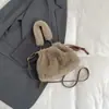 Bolsa de felpa retro de color liso, nueva colección otoño 2026, bolso cruzado de color liso a la moda, bolso de mano peludo único y elegante