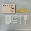 Juego de regalo de vajilla desechable para pasteles, juego de cinco piezas para fiestas de repostería, incluye cubiertos de plástico reforzado, platos de papel, velas y sombreros