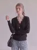 Suéter de tricô preto slim fit com decote em V e detalhes em renda estilo francês para mulheres, criando um visual elegante e esguio, 8200