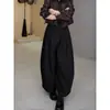 Pantalones florales plisados negros, una nueva tendencia de moda de otoño para mujer, con corte holgado, silueta favorecedora y un diseño elegante que reduce la edad, perfectos para el trabajo y el uso diario.
