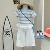 Conjunto de Verão para Meninas 2026 Novo Estilo Coreano Conjunto de Duas Peças com Top Patchwork Listrado Azul e Calça Branca de Corte Reto