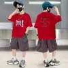 Conjunto de Verão para Meninos 2026 Novo Tendência Cool Manga Curta Bermuda Cargo Conjunto de Duas Peças para Crianças Maiores, Solto e Estiloso para Street Wear