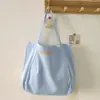 Bolsa tote de lona bordada com letra única e fresca, grande capacidade, toque descontraído, versátil para uso diário e deslocamento, bolsa de ombro única de tecido