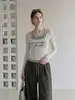 Camiseta feminina de manga comprida com gola quadrada e estampa de bolinhas brancas, top estilo halter falso de duas peças, outono 2026