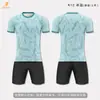 Uniformes de futebol feitos sob medida, incluindo camisas de treino de manga curta para times escolares, jaquetas de manga longa para clubes e camisas sublimadas, disponíveis para atacado.