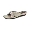 Sandálias Elegantes de Salto Baixo, Cor Nude, Estilo Francês, Minimalistas, Casuais, com Tiras Torcidas para o Verão de 2026, Adequadas para Combinar com Vestidos, Sandálias Abertas no Dedo, Estilo Coreano