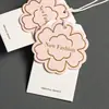 Producción de etiquetas de ropa de alta gama, diseño de etiquetas y colgantes para ropa de mujer, logo personalizado, diseño de etiqueta de tarjeta color marfil con estampado dorado