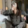 Pijama de Lujo Coreano con Estampado de Leopardo para Mujer Otoño e Invierno 2025 Nuevo Conjunto de Ropa para el Hogar de Terciopelo Espeso y Cálido de Manga Larga