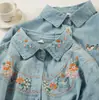 Camisa de Mezclilla Lavada Bordada de Manga Larga para Mujer, Estilo Artista Nuevo de Primavera y Otoño, Top Lindo con Botones al Frente que Reduce la Edad