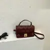 Bolso cuadrado pequeño nuevo 2025, elegante, de alta calidad y estéticamente agradable, con estampado de corazones, chic, simple y versátil, que se puede llevar al hombro, cruzado o en la mano