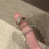 Anillo vintage de color dorado con diamantes en forma de lágrima para mujer, nueva colección 2026, con un diseño delicado y lujoso, perfecto para apilar y usar en el dedo índice.