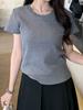 Camiseta Listrada com Textura Slim Fit de Manga Curta Feminina 2024 Nova Solta Cor Sólida Básica Gola Redonda Camisa Base Interna para Mulheres