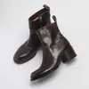 Botas femininas curtas feitas de couro de flor integral, novo estilo da moda para o outono, com forro e material externo de couro genuíno, bico redondo, zíper lateral e um salto médio a grosso