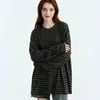 Nueva colección de principios de otoño 2026: una camiseta de manga larga a rayas negras y grises, de estilo relajado y casual, para mujer