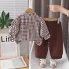 Conjunto de duas peças de camisa xadrez outonal da moda para crianças, estilo coreano, com bolsos de patch, conjunto de manga comprida para bebês meninos, adequado para primavera e outono