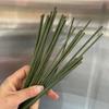 Guirlanda Artesanal de Caule de Flor Marrom, Flor de Sabão, Flor Seca, Fruto de Azevinho, Galho Niu Niu, Tulipa, Rosa, Material Arame