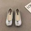 Zapatos de Pata de Cerdo Punta Dividida Herradura Zapatos Individuales Verano Otoño 2026 Nuevos Casuales Slip-on Suela Plana Zapatos de Frijol Zapatos de Abuela Zapatos de Mujer