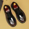 Zapatos de cuero para hombre, estilo nuevo, formales, diseño brogue, gama alta, business casual, estilo británico, suela gruesa, adecuados para trajes, disponibles en tallas grandes