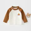 Camiseta de bebê tipo A, sem costura, gola redonda, manga longa, macia, 100% algodão, para primavera, outono e inverno, adequada para meninos e meninas, um top versátil