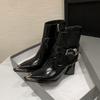 Botas Curtas de Salto Alto Moda Coreana Acessível 8,5cm Outono e Inverno 2025 Novas Botas Calça Bico Fino Salto Grosso Fivela de Cinto para Mulheres