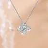 Colar de trevo de quatro folhas, pingente de nicho ins de luxo leve, corrente para suéter com design único, um presente de nicho para mulheres no outono e inverno, presente de aniversário para meninas