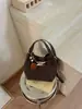 Bolso cruzado de alta gama pequeño para mujer, nuevo, retro, de nicho, tipo cubo para commuting, elegante, de un solo hombro, cruzado, moderno