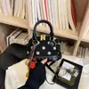 Bolsa de mão feminina transfronteiriça, nova coleção outono/inverno, design moderno, fresco e doce, bolsa tote em formato de concha, estilo leve de luxo com bolinhas, bolsa de ombro e bolsa transversal feminina