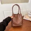 Moda Europea y Americana Textura Tejida Bolso de Cubo de Mano para Mujer Nuevo Otoño Retro Estilo Ins Texturizado Casual Bolso de Mano