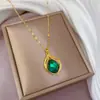 [Acero de titanio] collar de gota de esmeralda de lujo ligero para Mujer Nueva cadena para la clavícula diseño de nicho de lujo ligero sentido de diseño microincrustado en oro real