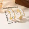 Elegantes brincos de pérola em forma de C dourados estilo francês com design de camada dupla e detalhes em diamante, criando um visual vintage e sofisticado