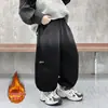 Pantalones vaqueros con forro de felpa para niño Otoño/Invierno 2026 Estilo Nuevo para Bebé/Niños Pequeños Pantalones de Forro Polar de una Pieza para Niño Engrosados Cálidos Modernos