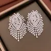 Aretes de Aguja Plateada con Borlas Geométricas Incrustadas de Diamantes, Lujo Ligero y Sensación de Alta Gama, Diseño Exquisito Simple y de Moda, Aretes de Nicho