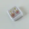 Aretes Mini Gota de Aceite Dorados de Acero de Titanio en Caja Aretes Sencillos de Tornillo Cuatro Hojas Pendientes de Marca Grande