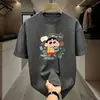 Camiseta de manga curta verão novo estilo desenho animado Crayon Shin-chan estampa solta moderna versátil top masculino camiseta de manga curta