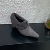 Zapatos Retro de Lana de Cordero Grises con Punta Aguda para Mujer con Aumento Oculto de Altura, Nuevos Zapatos de Una Sola Pieza Otoño/Invierno 2026 con Forro de Felpa para Calidez