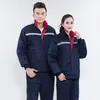 Vestuário de trabalho de inverno espessado para homens, de comprimento médio, projetado para clima frio, incluindo jaquetas acolchoadas de algodão, macacões de trabalho e faixas refletoras, adequado para instalações de armazenamento a frio, oficinas e canteiros de obras