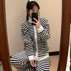 Conjunto de pijama listrado com capuz para casal, outono e inverno feminino, com estampa de zebra, design com zíper, forro de fleece e estilo cardigan de duas peças espessado.